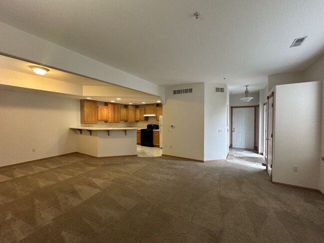 Building Photo - Spacious Townhouse Style Condo in Brookfield!