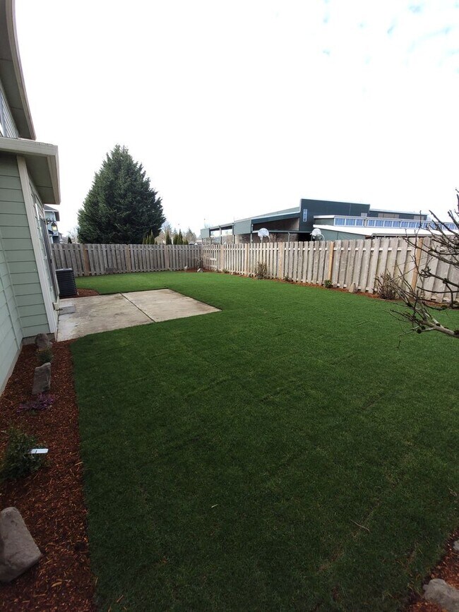 Building Photo - Beautiful 5 bedroom 3 bath home in Lebanon