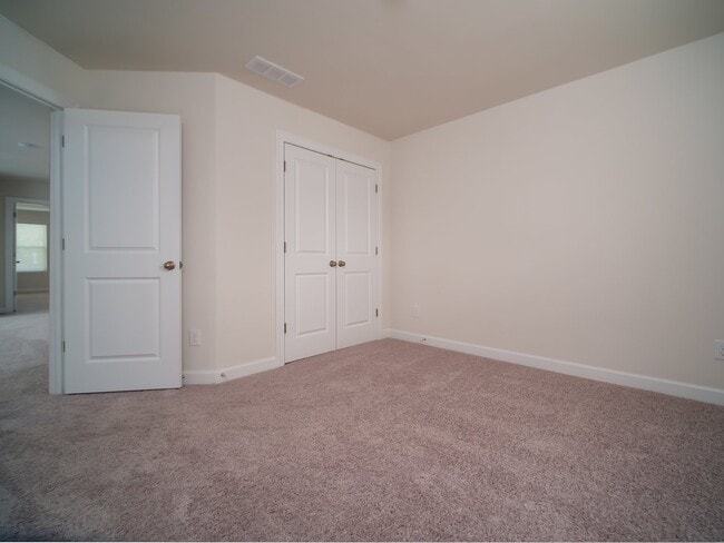 Building Photo - "Charming 3-Bedroom Retreat with 2.5 Baths in the Heart of Belmont!"