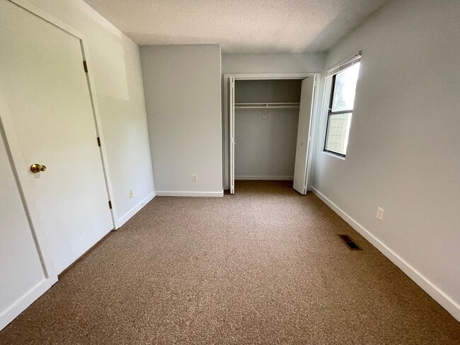 Building Photo - Nice 2br townhome in quiet neighborhood, r...