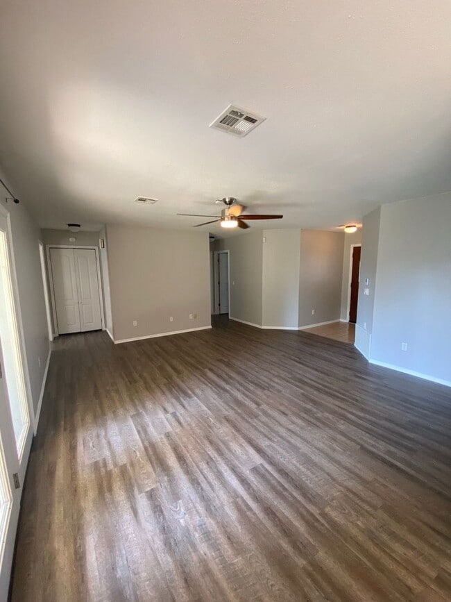 Building Photo - Beautiful 3 bedroom 2 bathroom home now available!!