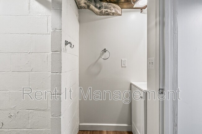 Building Photo - 3222 Webster St