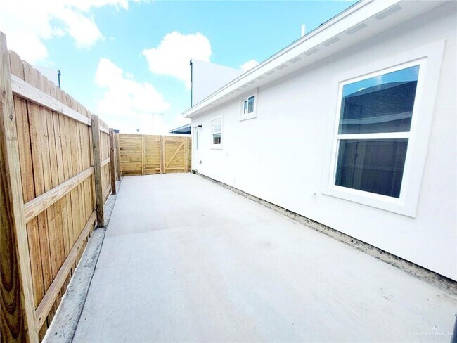 Building Photo - 17 South Dr