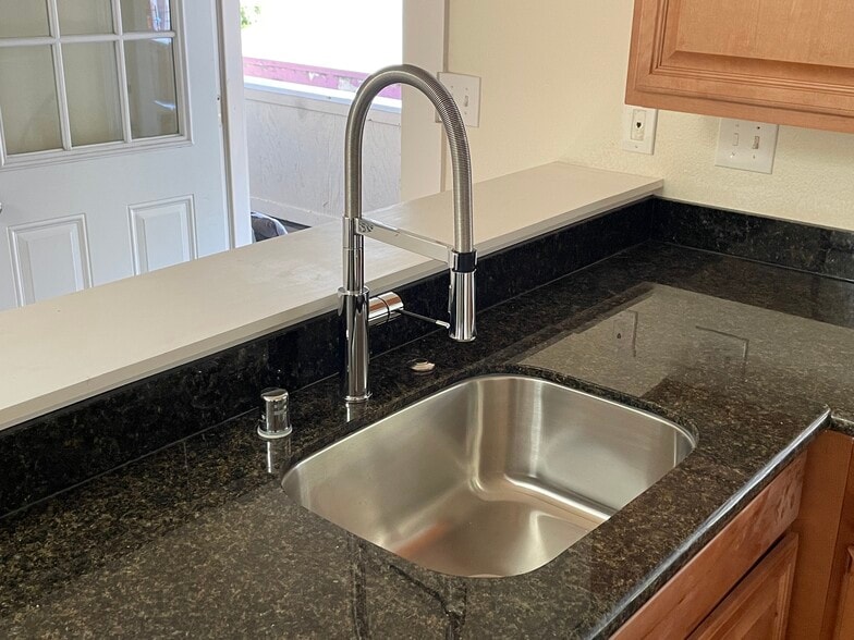 Building Photo - 103 7th St