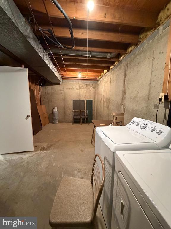 Building Photo - 327 James St