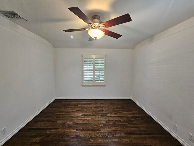 Building Photo - **Charming 3-Bedroom Home in Burbank Rancho**