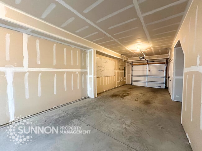 Building Photo - 3BR Townhome with Rooftop Deck in LoSo