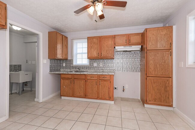 Building Photo - 2 Bedroom/1 bath Single House!