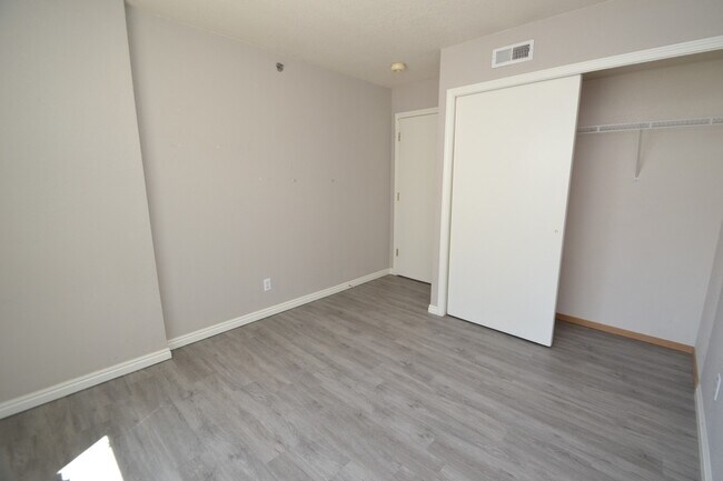 Building Photo - 2 Bedroom 2 Bath Condo on 9th East!!!