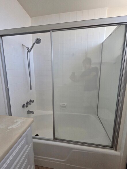 Master Bathtub w Walkin Shower - 1145 Yale St