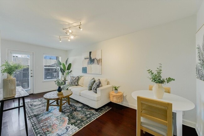 Building Photo - 2020 S Congress Ave