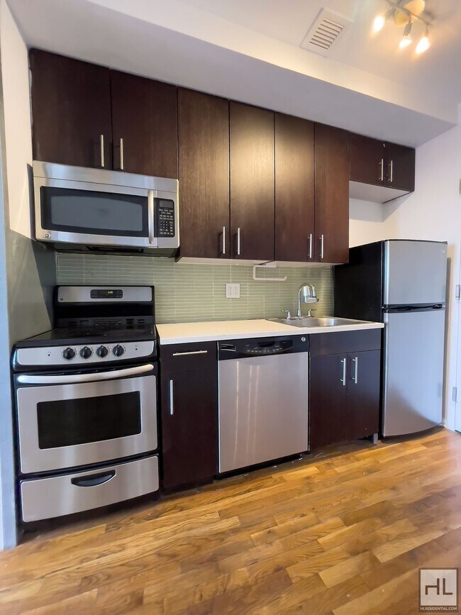 Building Photo - NOLL STREET / Spacious 2- Bed 1-Bath / Balcony / No Fee