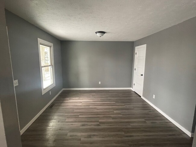 Building Photo - Cute newly remodeled 2 bedroom duplex!