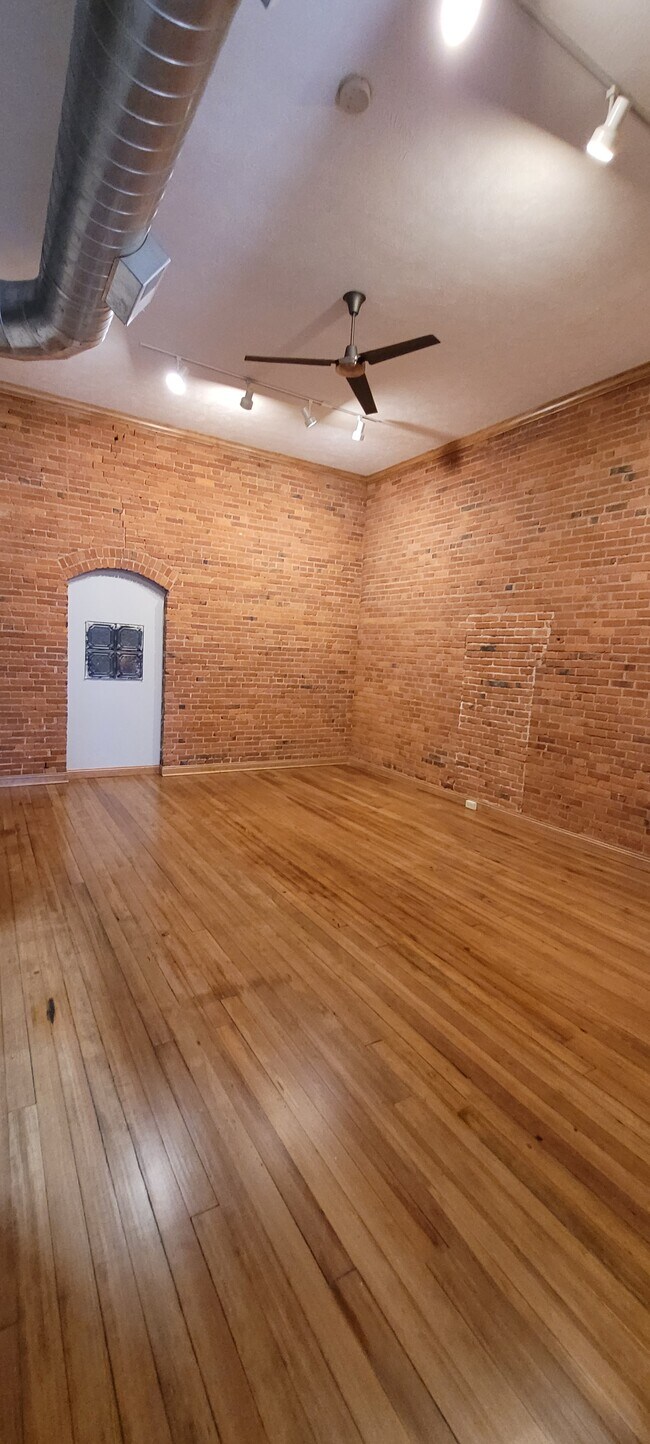 Building Photo - 520 W 1st St