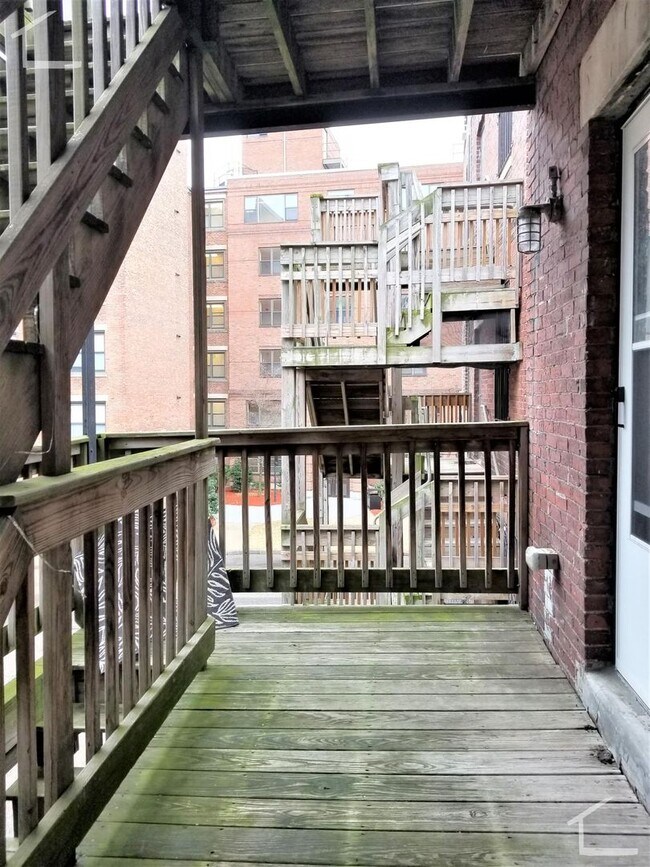 Building Photo - 4Br/1Bth apartment in Boston! Great location! Laundry in UNIT!