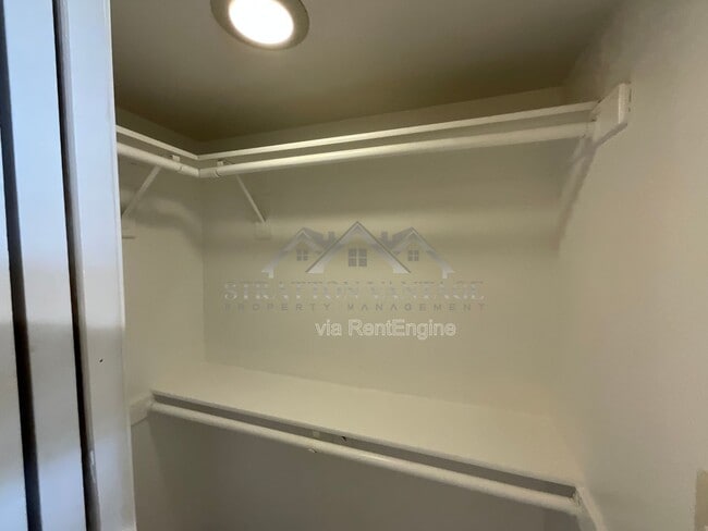 Building Photo - 405 E Bruce Ave