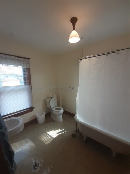 Building Photo - 409 17th Ave