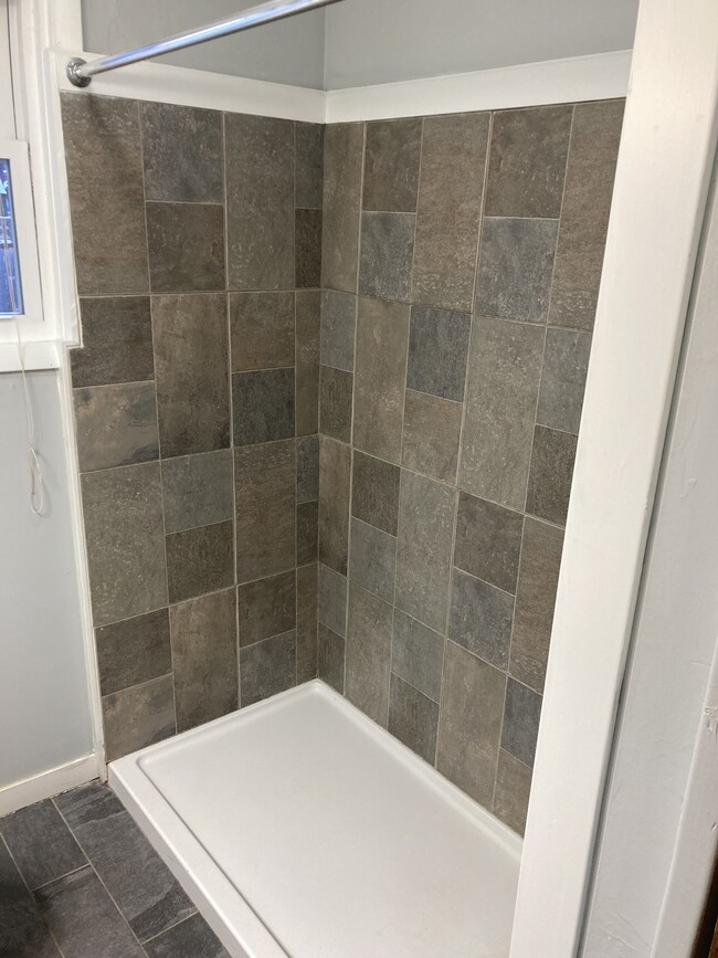 Large walk in shower - 912 5th St SW