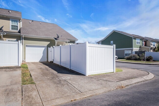 Building Photo - 2031 Hemlock Dr
