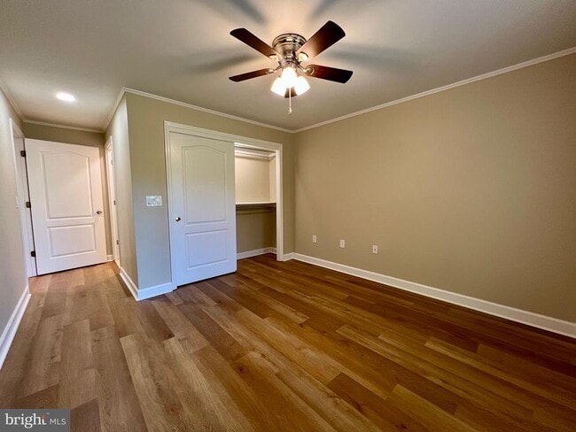 Building Photo - 6924 Fairfax Dr