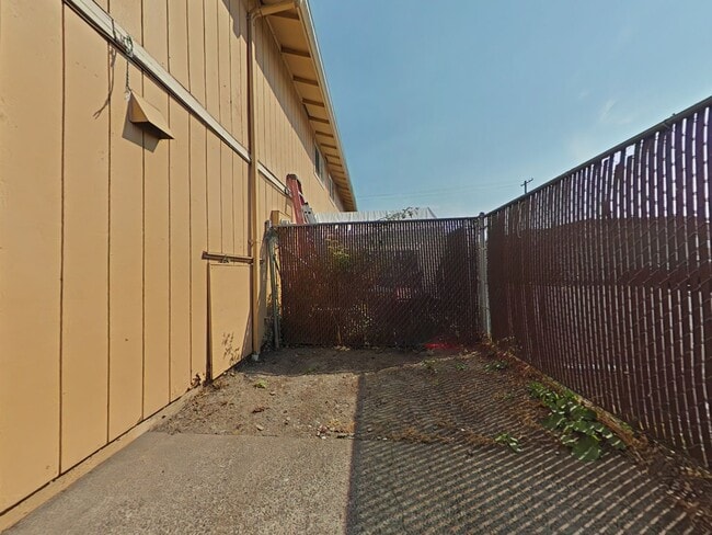 Building Photo - 2 Bedroom Apartment ~ Centrally Located ~ Philomath