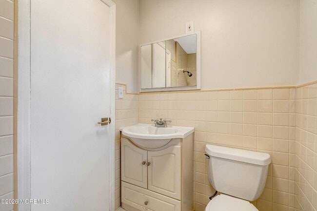 Building Photo - 429 Lake Ave