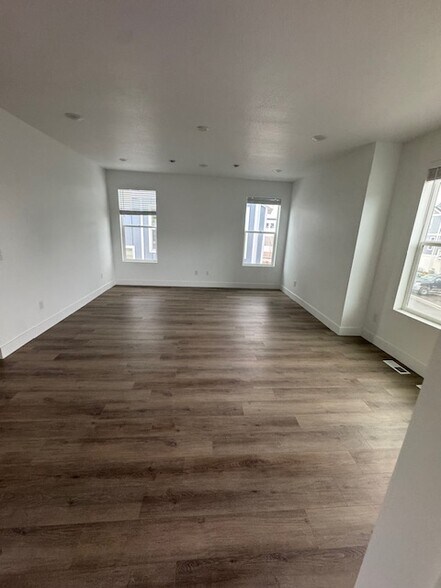 Building Photo - 188 1700 W