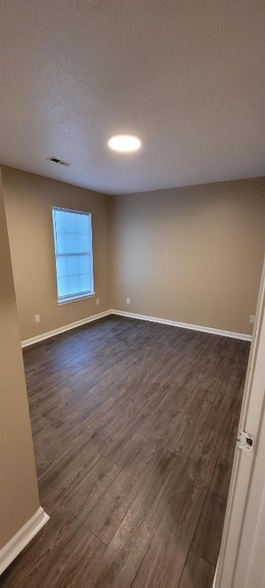 Building Photo - 2613 Stewart Dr