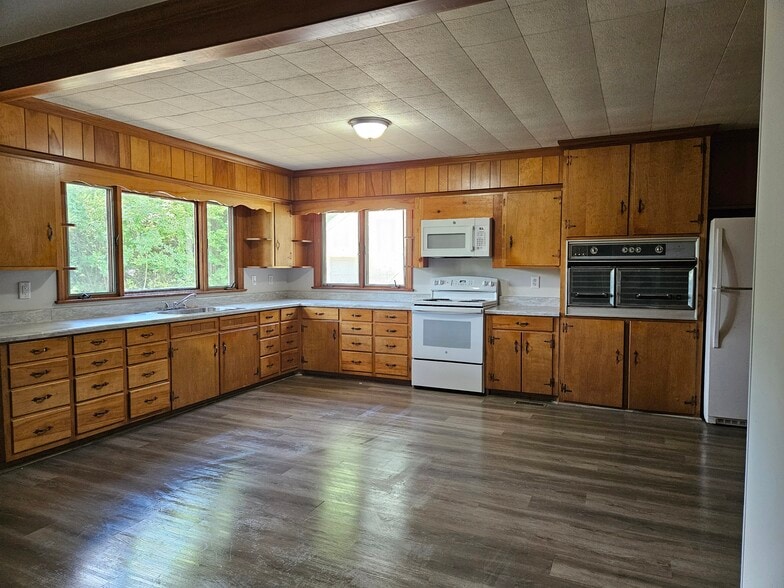 Building Photo - 108 E Main St