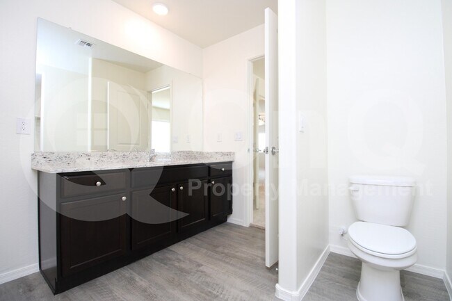 Building Photo - 1555 E Strople Dr