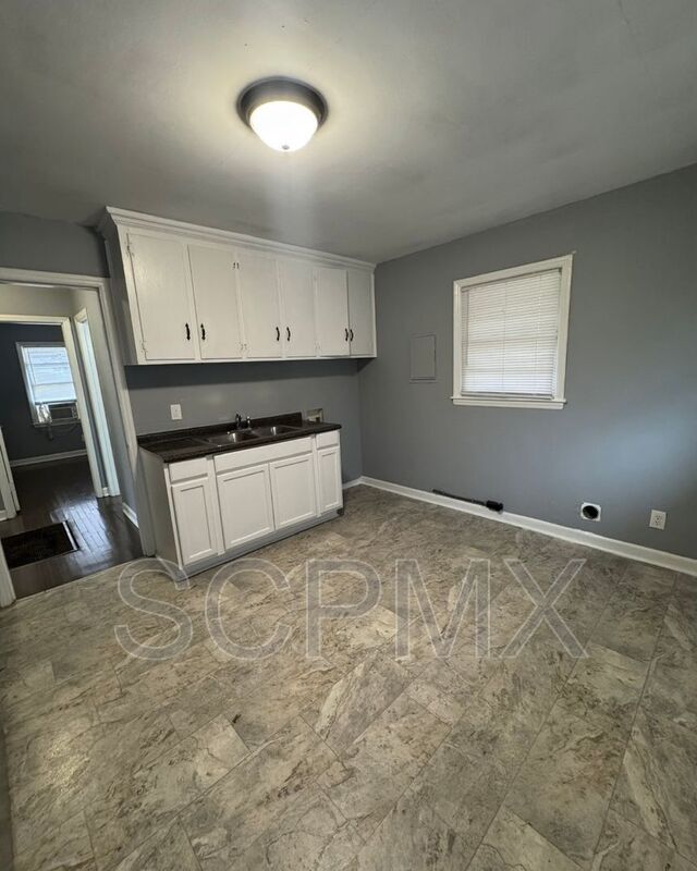 Building Photo - 2423 Crestview Dr