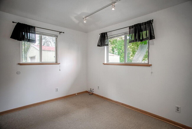 Building Photo - Single Family Home