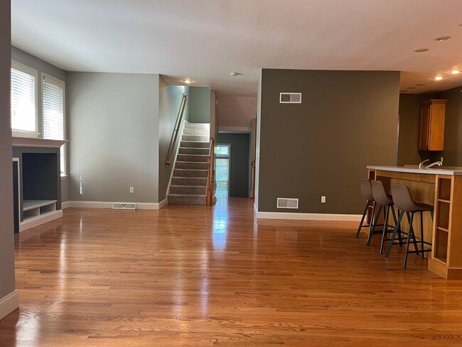Building Photo - Luxury 4 Bedroom, 3.5 Bath End Unit Townho...