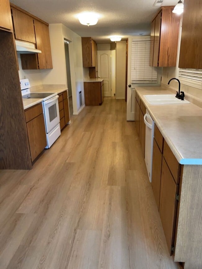Building Photo - Newly updated - 3 Bedroom 1.5 Bath 2 Car G...