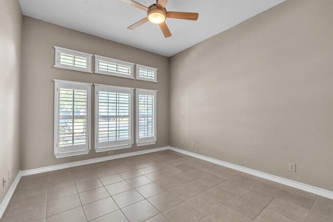 Building Photo - 3814 Sandcliff Dr