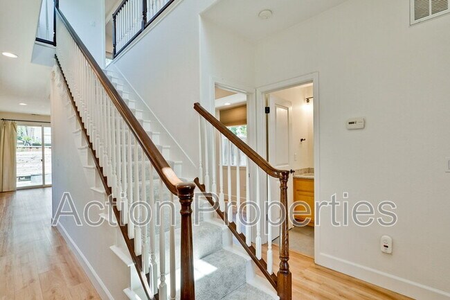 Building Photo - 116 College Ave