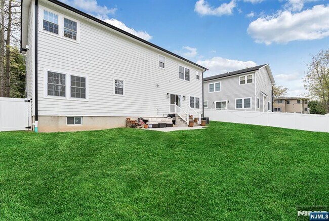 Building Photo - 765 6th Ave