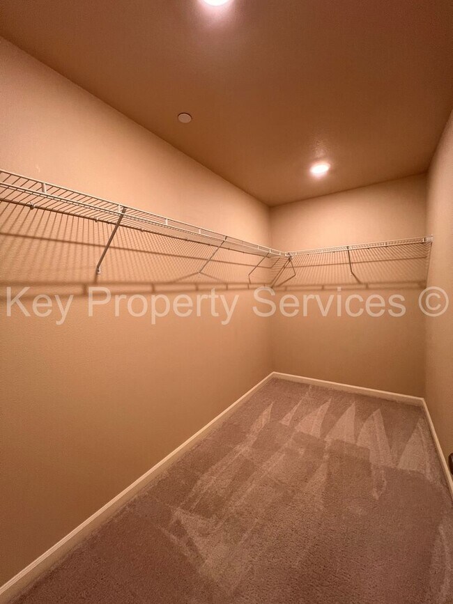 Building Photo - AVAILABLE NOW! Hazel Dell 5 Bedroom Close ...