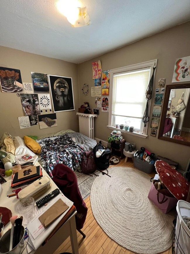 Building Photo - 908 E 4th St