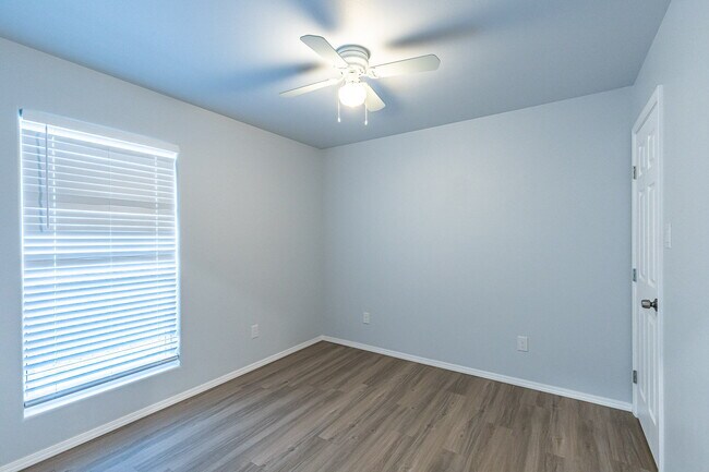 Building Photo - Half off First Full Month's Rent /Zero Deposit /Convenient to All Institutions of Higher Learning...