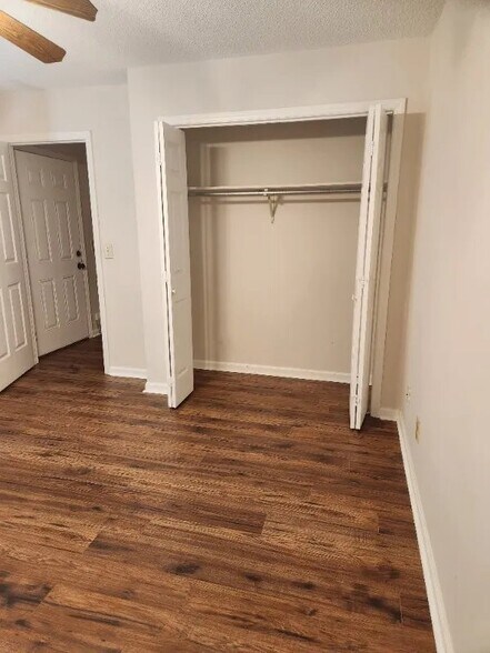 Building Photo - 2503 E Lakeview Dr