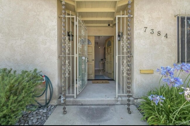 Building Photo - 3 bedroom, 3 bath home in the heart of San...