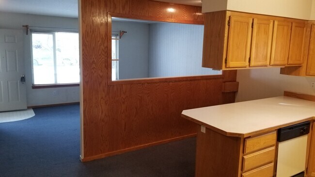Building Photo - VIDEOTOUR: 2-Bedroom with Garage, close to...