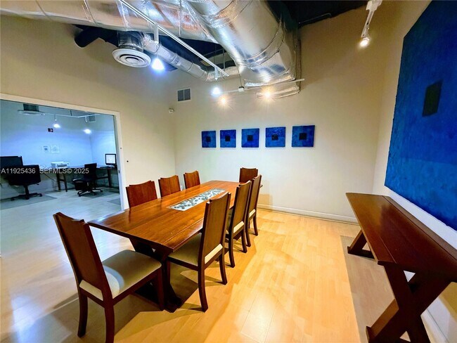 Building Photo - 10 SW South River Dr