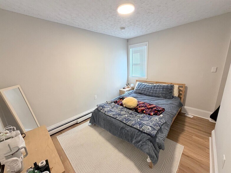 Building Photo - 72 College Ave