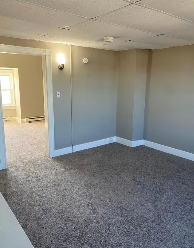 Building Photo - Cozy 4 Bedroom, 1 Bath Home in West York Schools!