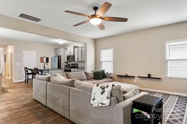 Building Photo - 467 Switch St