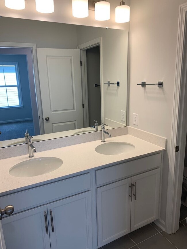 Building Photo - Modern Living in Windsor Hill