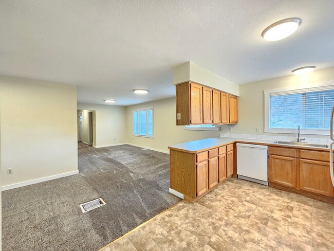 Building Photo - $1,650 - 2 Bed / 1 Bath Spacious House in ...