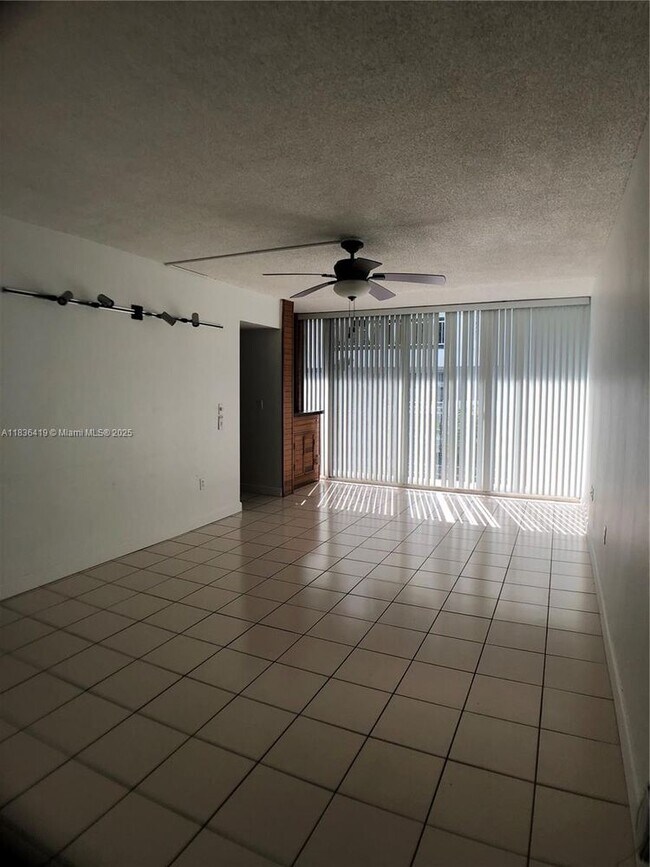 Building Photo - 2539 Bayshore Dr